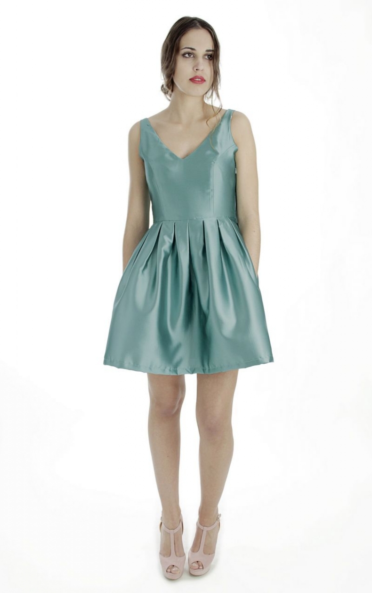 vestido corto de fiesta azul de vuelo falda con volumen y escote espalda con lazo invitada boda de arimoka para apparentia